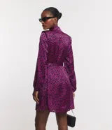 Vestido corto chemise en crepé con estampado de mini cerezas, cuello camisero, abotonado delantero, manga larga y lazo en la cintura.