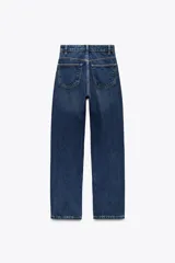 Jeans de tiro alto color negro con efecto lavado, corte mom fit, cinco bolsillos y cierre frontal con cremallera y botón metálico.