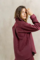 Camisa estilo western confeccionada en gamuza sintética color bordó, con diseño holgado y bordado geométrico en la parte superior de la espalda.