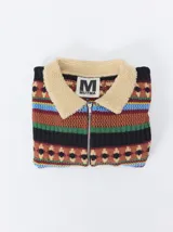 Campera de punto con cierre frontal, diseño de rayas horizontales multicolores y estampado geométrico. Presenta cuello de corderito y puños tejidos.