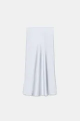 Falda midi de tiro alto y cintura elástica, confeccionada en tejido satinado de color negro.