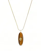Collar de cadena fina de acero con baño de oro y dije alargado de piedra natural ojo de tigre con una pequeña circonia incrustada en el centro.