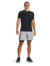 Calza corta de compresión Under Armour, confeccionada en tejido HeatGear ultraligero que absorbe el sudor y se seca rápidamente. Cuenta con cintura elástica ancha con logo visible, paneles de malla para ventilación estratégica y bolsillo lateral Strength Pocket.