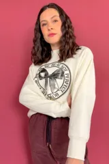 Buzo color crudo de friza de algodón con estampa en el frente.