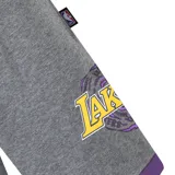 Short deportivo negro con cintura elástica ajustable con cordón, ribete rojo en el ruedo y logos estampados de los Chicago Bulls.