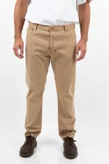 Pantalón color camel con corte de jean clásico y fit relajado.