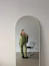 Pantalón de lanilla color negro, de corte recto y tiro alto, con diseño holgado y fluido.