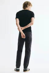Jean de cinco bolsillos en denim de algodón con stretch y corte estándar con piernas ajustadas.