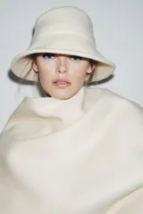Gorro de ala ancha confeccionado en tejido de lana con textura acanalada y estructura rígida.