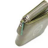 Billetera mediana de cuero con cierre perimetral y logo XL grabado en el frente.