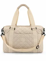 Bolso de viaje acolchado de color beige con diseño capitoné en rombos, marca Ninoria. Cuenta con asas superiores de mano, correa ajustable y desmontable para el hombro con herrajes negros, bolsillo frontal abierto con logo bordado y cierre superior.