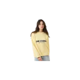 Sweater de punto color amarillo claro, con cuello redondo, manga larga y logo bordado en contraste en el pecho.