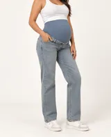 Jean maternal recto de denim color azul grisáceo, con pretina clásica con botón y faja maternal alta y flexible. Cuenta con bolsillos delanteros funcionales y diseño de corte recto.