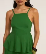 Blusa peplum de color verde, con escote cuadrado, tirantes finos ajustables y dobladillo con volados.