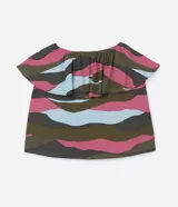 Blusa con estampado abstracto en tonos rosa, marrón, gris y celeste. Tiene escote con volados y lazo ajustable.
