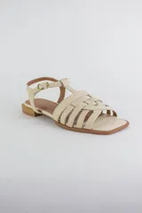 Sandalias de cuero color negro, de suela plana, con tiras entrelazadas en la capellada y tira ajustable en el talón con hebilla metálica.