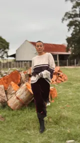 Falda midi de terciopelo color bordó, con corte irregular y detalle de encaje negro en el ruedo.