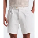 Bermudas color blanco con pinzas, bolsillos laterales y traseros.