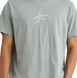 Remera verde claro de manga corta con pequeño estampado estilo boceto en el centro del pecho.