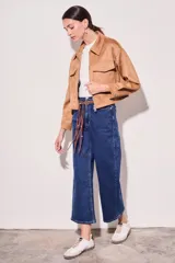 Pantalón de jean azul oscuro, de corte recto y tiro alto.