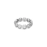 Anillo plateado con banda de piedras blancas redondas engarzadas en pavé. Inspirado en la joyería fina, este anillo es ideal para regalar o usar en ocasiones especiales.