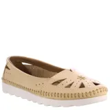Zapato tipo mocasín de cuero azul con detalles calados en la puntera, costuras reforzadas en el contorno y suela de goma blanca con diseño ondulado.