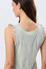 Musculosa azul marino con escote redondo y tirantes decorados con volados fruncidos.