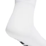Medias de running Adidas Adizero, color blanco con tres rayas negras en el tobillo y logo de la marca en la parte superior.