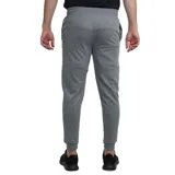 Pantalón de jogging gris con cordón ajustable en la cintura, bolsillos laterales y logo estampado en blanco en el muslo izquierdo.