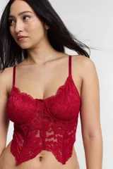 Corset de encaje floral color rojo, con copas con aros, breteles finos regulables y cierre frontal con ganchos.