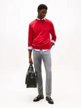 Pantalón jean slim gris con efecto desteñido y usado en la cintura. Confeccionado en tejido denim elástico de algodón. Cierre de cremallera con botón y diseño de cinco bolsillos. Incluye logo de Tommy Hilfiger bordado en el bolsillo trasero.