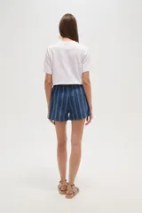 Short de algodón azul marino con rayas verticales blancas, tiro medio y cordón ajustable en la cintura.