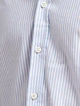Camisa blanca con diseño de cuadros azules, de manga larga y corte slim fit.