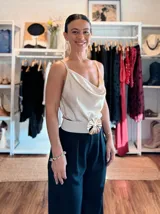 Musculosa de satén con escote drapeado tipo buche y breteles finos ajustables.