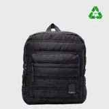 Mochila acolchada de diseño clásico en color rosado, fabricada con material reciclado rPET. Cuenta con un compartimento principal amplio, bolsillo frontal con cierre, correas acolchadas ajustables y etiqueta de marca en la parte inferior.