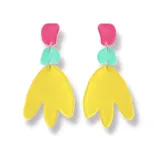 Aros colgantes con piezas geométricas de acrílico en colores rosa, celeste y amarillo.