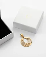 Dije circular de acero con baño de oro, con diseño calado de líneas curvas y geométricas.