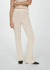 Pantalón de punto con diseño de canalé, corte acampanado y cintura elástica.
