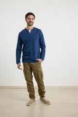 Pantalón cargo negro con bolsillos laterales con fuelle y corte recto.