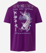 Remera violeta de media malla, corte comfort, cuello redondo y manga corta. Estampa trasera con un pez koi y un templo japonés, y texto en japonés e inglés.