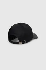 Gorra de nylon bordó con visera curva y logo bordado tono sobre tono en el frente.