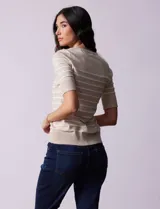 Buzo de punto fino Cable & Gauge, color negro con rayas horizontales blancas, manga corta y cuello redondo.