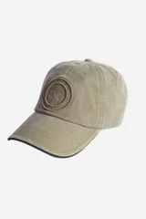 Gorra de gabardina color gris con logo bordado en el frente.