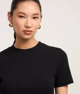 Blusa de ribana color marrón, con cuello redondo ajustado y mangas cortas.