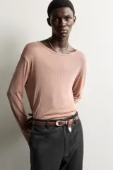Camiseta relaxed fit de manga larga y cuello redondo amplio, confeccionada en tejido ligero color marrón con mezcla de lyocell y lana.