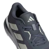 Championes de running Adidas Galaxy 7 para hombre, en color gris oscuro con las icónicas tres tiras laterales en tono gris claro. Presentan una capellada de tejido técnico transpirable y una entresuela Cloudfoam que brinda amortiguación superior, con suela de goma resistente.