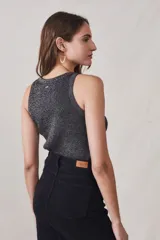 Top de algodón y lurex color beige claro, con escote redondo y tirantes anchos, de calce ajustado al cuerpo y tejido acanalado.