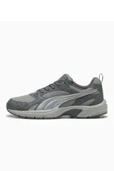 Championes deportivos Puma modelo Milenio Tech LT, en color beige con detalles metalizados en tono plateado. Cuenta con diseño de malla transpirable, cordones al tono y suela robusta con amortiguación.