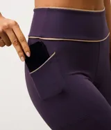 Legging deportiva de tiro alto confeccionada en microfibra, con ajuste al cuerpo y detalle de franja contrastante en la cintura. Incluye bolsillo funcional lateral.