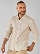 Camisa de manga larga color beige con rayas verticales finas, cuello abotonado y bolsillo en el pecho.